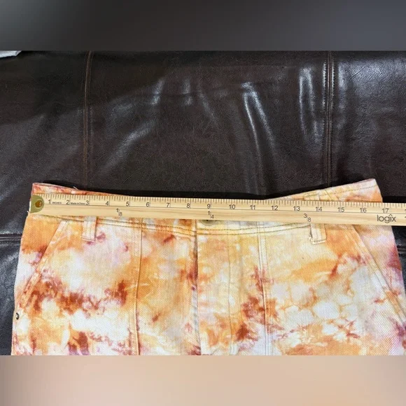 We The Free She's A Legend Orange Apricot Tie-Dye
Bermuda Shorts Size 12 - Picture 14 of 16